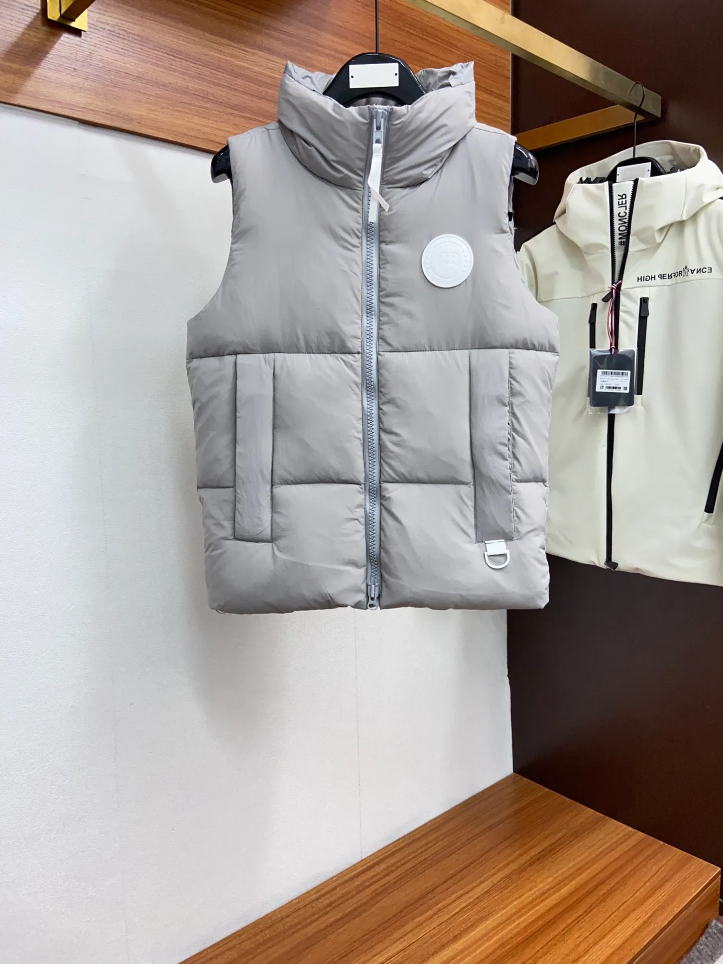 P480 capsule vest original version #𝘾𝘼𝙉𝘼𝘿𝘼 𝙂𝙊𝙊𝙎𝙀/𝙅𝙪𝙣𝙘𝙩𝙞𝙤𝙣 TOP version restore ZP up to 98%‼ ️ CANADA GOOSE/Canada Goose Pastels Pastel Series Everett White Label Vest This versatile Everett vest is a lightweight layering item suitable for wearing in all seasons. It is trimmed in all white and equipped with D-rings for hanging gloves or other daily items when outside. It is ideal for travel and unpredictable weather conditions. The pocket openings and cuff edges are reinforced with CORDURA fabric for durability. The reflective stripes on the back of the collar improve visibility in dim environments, making it the first choice for travel. Size: XS S M L XL XXL Color: Black Melt Water Blue Soft Pink Moonlight Lime
